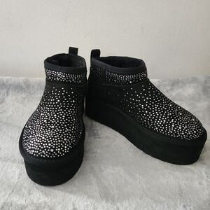 Rock & Candy Rhinestone Platform Pull-On Booties
Size: 7.5 | Color: Black